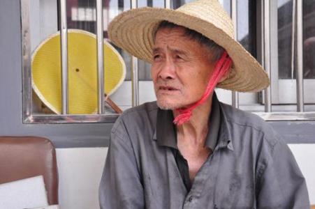 善良保姆打工养活孤寡老人三年