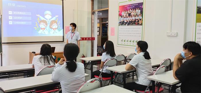 学校组织召开教职工第二次防疫培训
