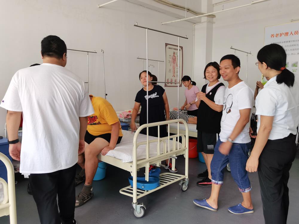 2021年莞城街道“一镇一品”（南粤家政）养老护理培训班开班啦！