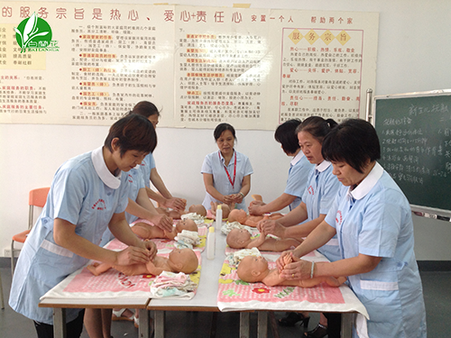 陈老师指导学员做新生儿抚触