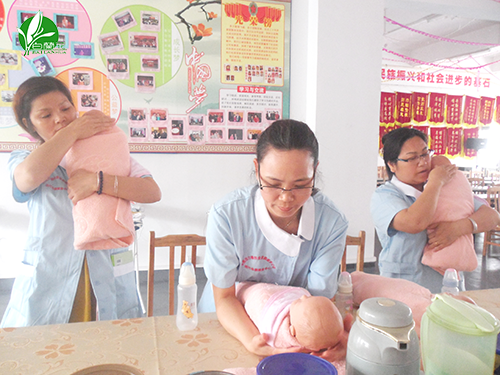 学员训练抱婴儿