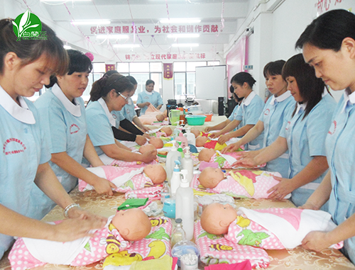 学员实操护理新生儿