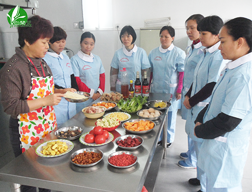赵老师给学员讲授烹饪月子餐
