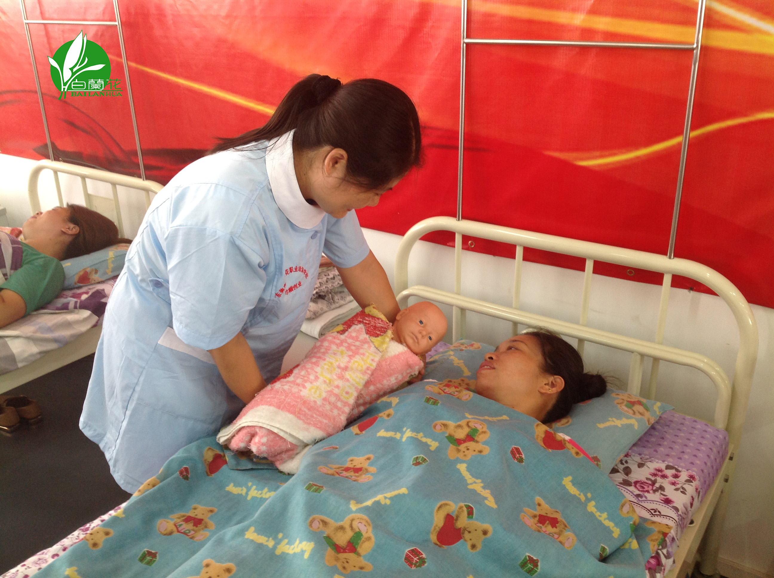 陈老师指导学员做婴儿护理