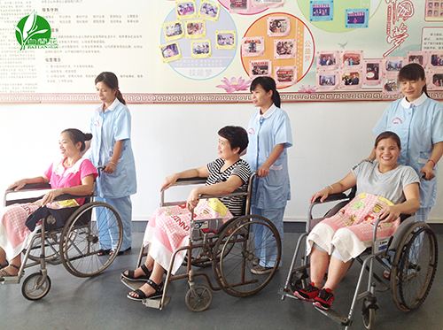 陈老师指导学员推轮椅