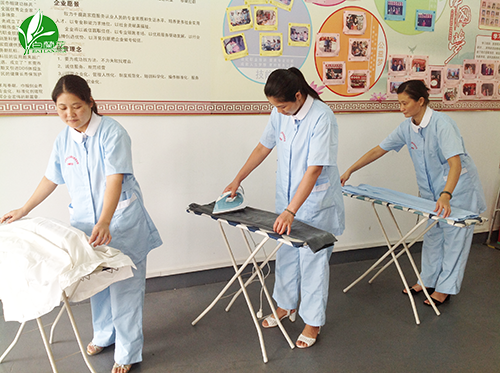 陈老师指导学员整理衣物